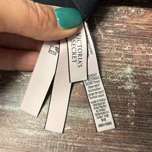 Victoria’s Secret | VGUC Knockout Front Clasp Zip Racerback Sports Bra, 38D - Picture 4 of 6